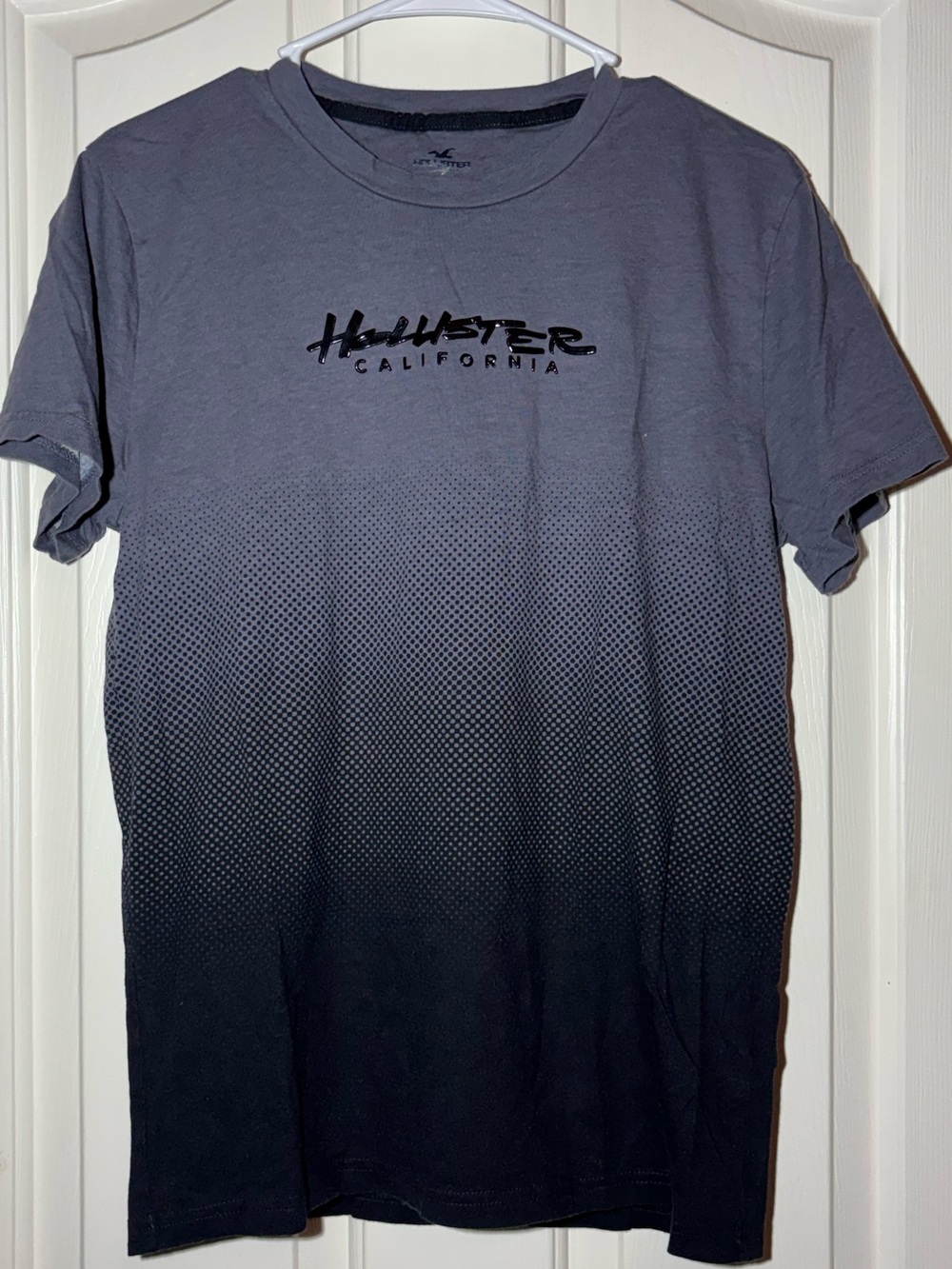 Hollister Men's Gradient Charcoal to Black Short Sleeve Tee